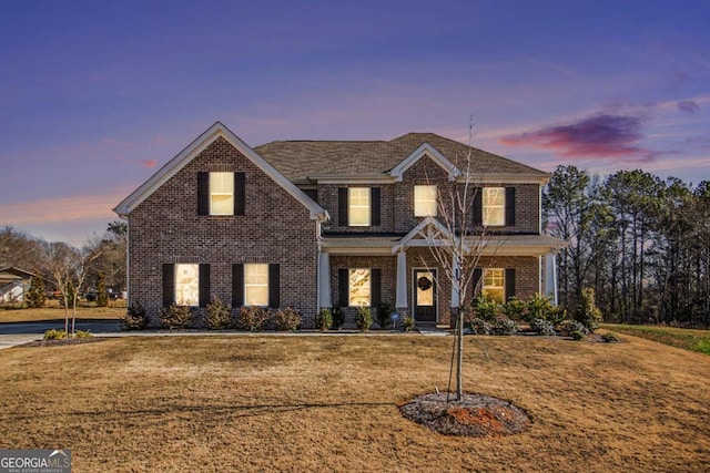 view of front of property featuring a lawn