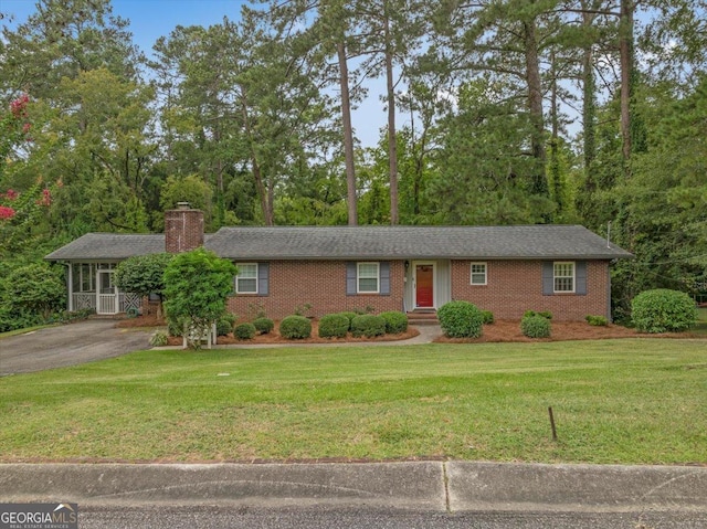 ranch-style home featuring a front lawn