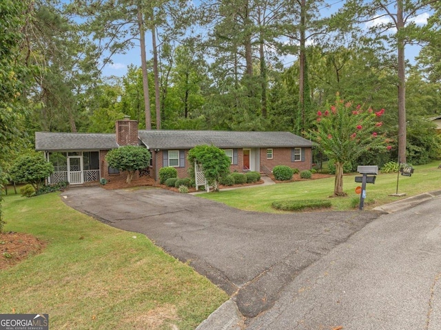 single story home featuring a front lawn