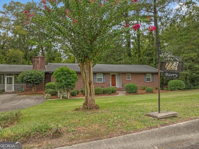 view of front of property with a front lawn