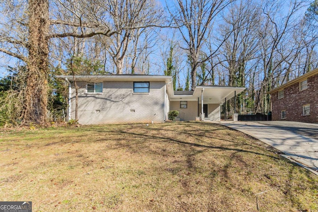 view of front of property featuring a carport and a front lawn