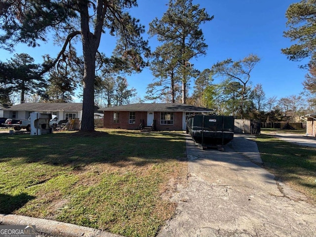 single story home with a front yard