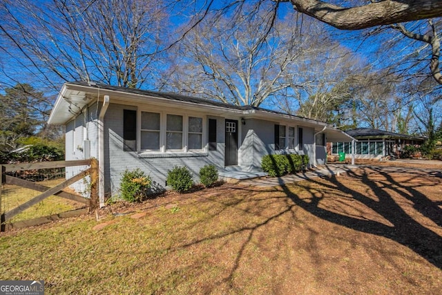 ranch-style house featuring a front lawn