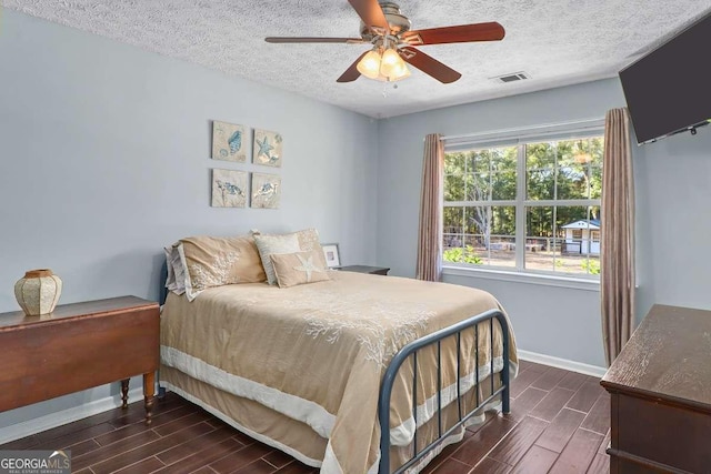 bedroom featuring ceiling fan and a textured ceiling