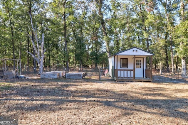 view of yard with an outdoor structure