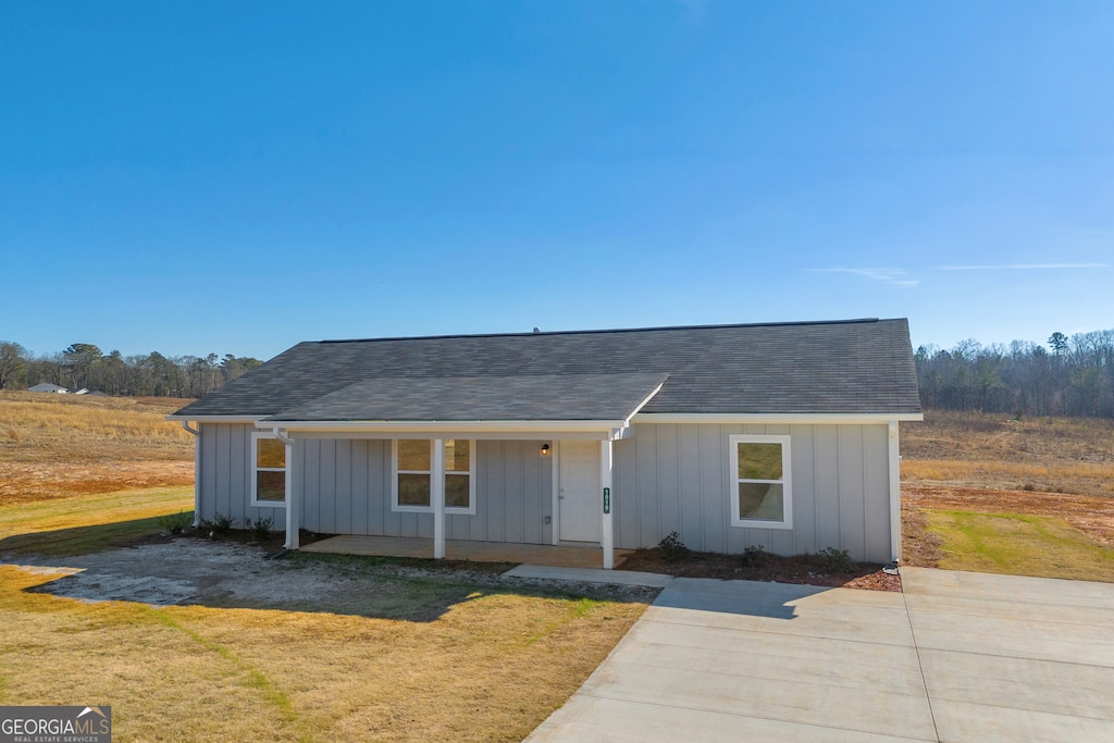 single story home with a front lawn