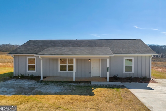 single story home with a front yard and covered porch