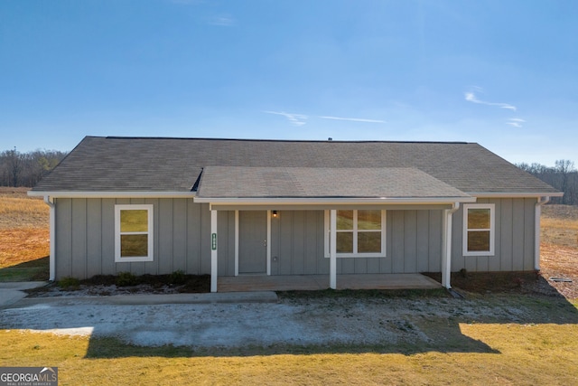 view of front of property with a front lawn