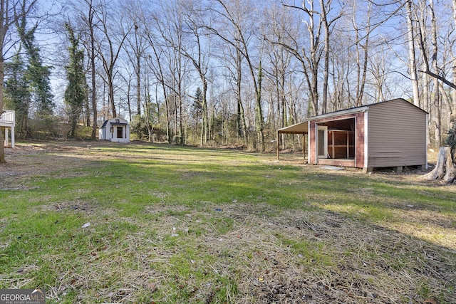 view of yard with a storage unit