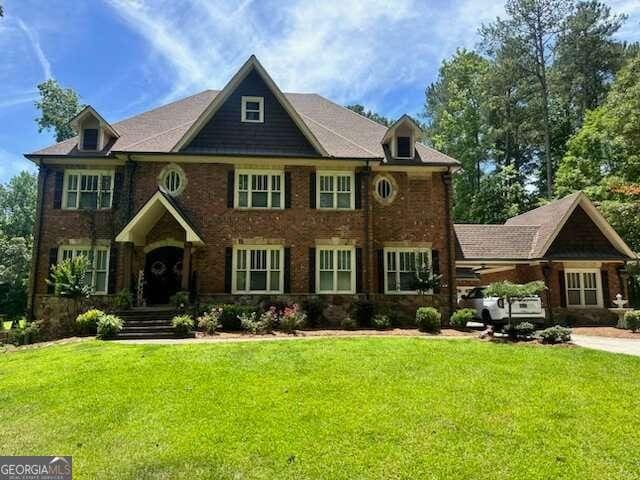 view of front of property with a front lawn