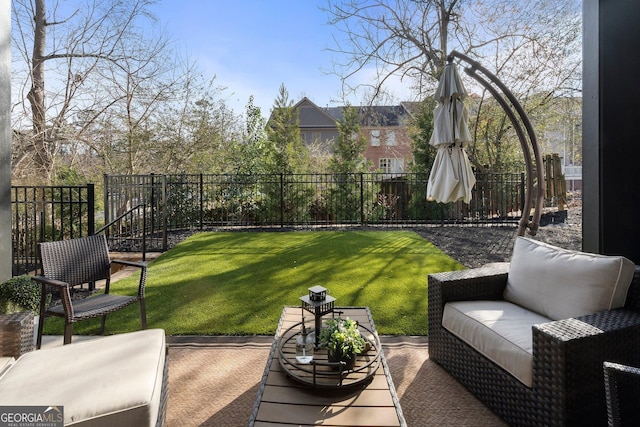 view of yard featuring outdoor lounge area and a patio