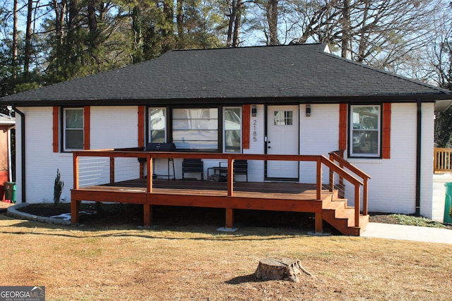 view of front facade featuring a front yard