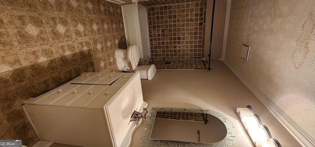 bathroom with washer / dryer