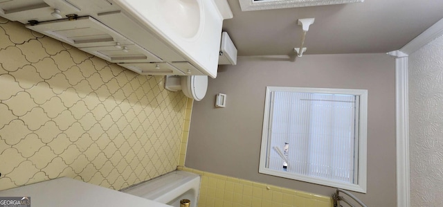 bathroom featuring tile walls