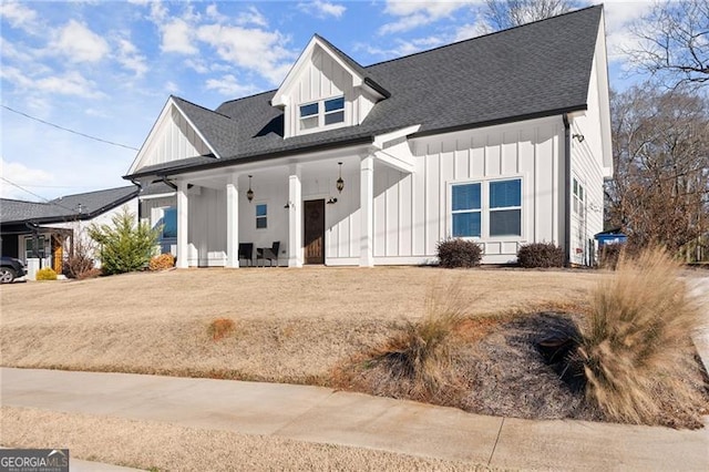 view of front of property featuring a porch and a front yard