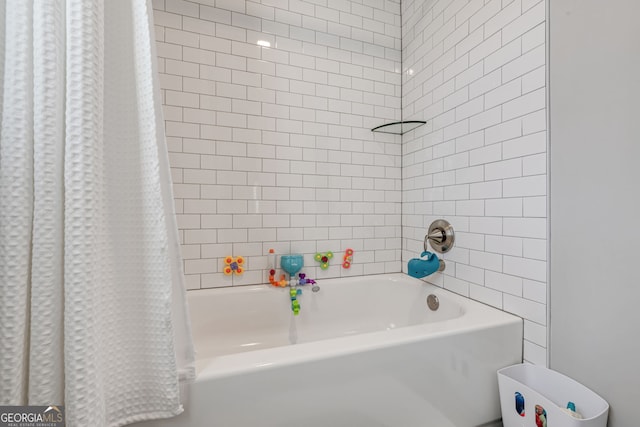 bathroom with shower / tub combo