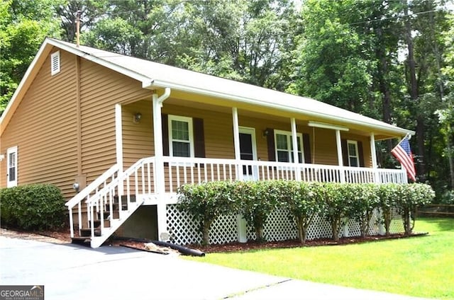 view of front of home with a front lawn and covered porch