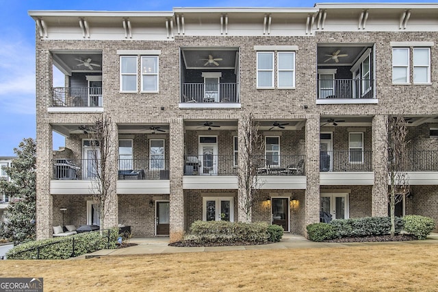 view of front of property with a front lawn and ceiling fan