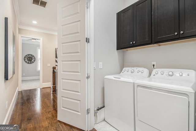 laundry room featuring cabinets, ceiling fan, ornamental molding, hardwood / wood-style flooring, and independent washer and dryer