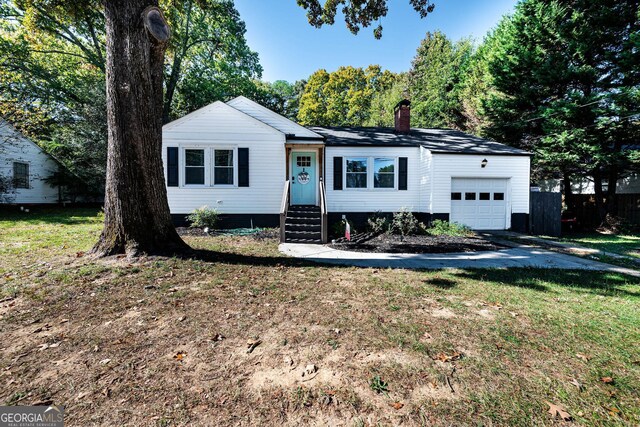 view of front of property with a front lawn