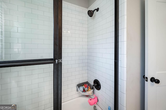 bathroom featuring tiled shower / bath combo