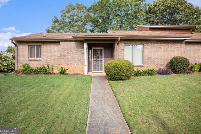 view of front facade with a front lawn