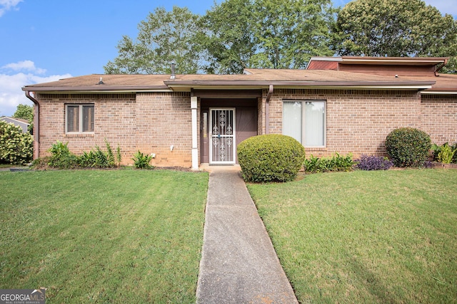 view of front of home featuring a front lawn