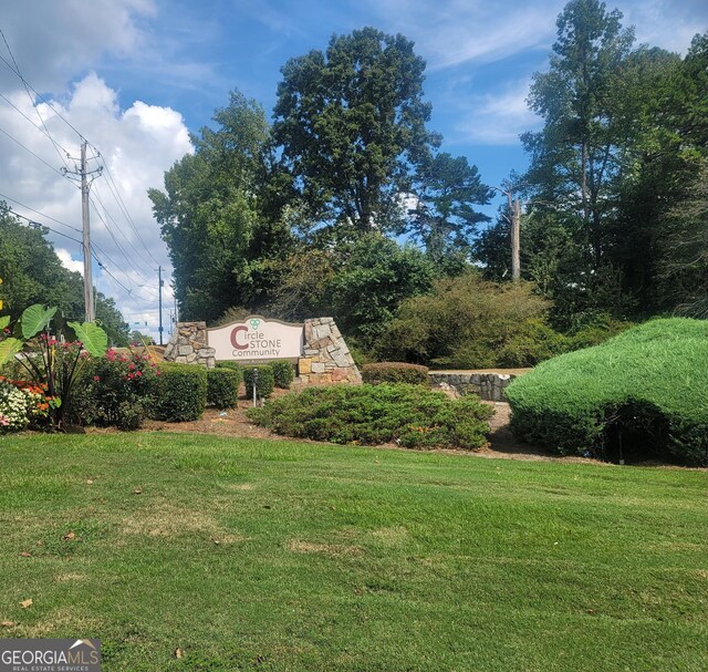 community / neighborhood sign with a lawn