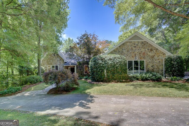 view of front of property with a front lawn