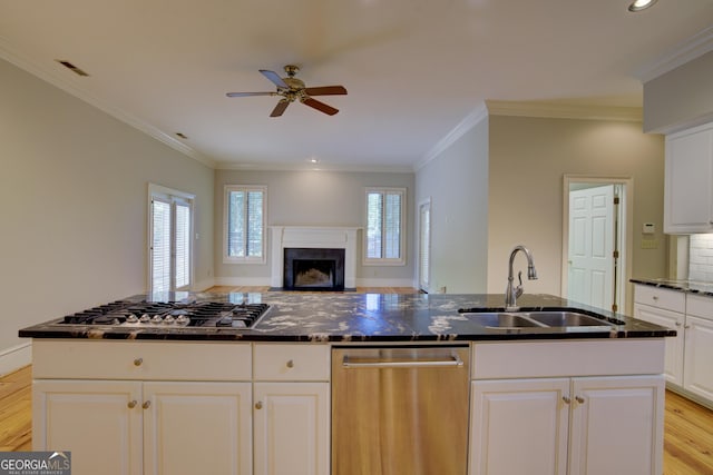 kitchen featuring visible vents, light wood-style flooring, appliances with stainless steel finishes, open floor plan, and a sink