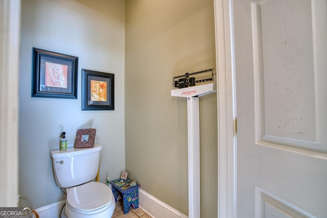 bathroom featuring toilet and baseboards