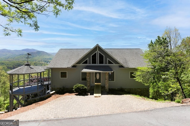 view of front of property featuring a mountain view