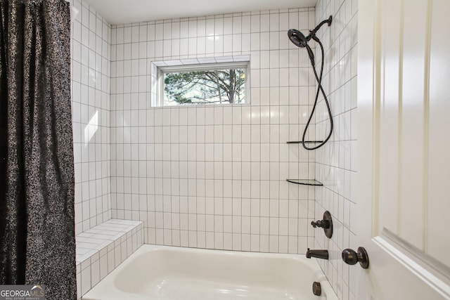 bathroom with tiled shower / bath