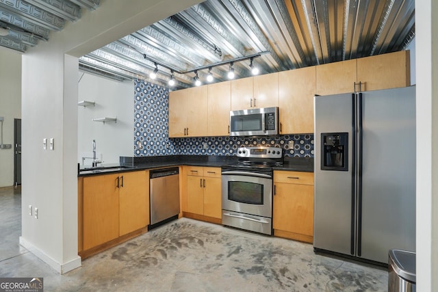 kitchen with stainless steel appliances, tasteful backsplash, sink, and light brown cabinetry