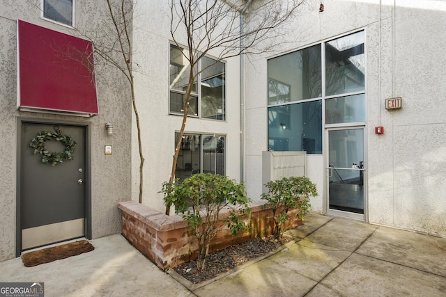 view of exterior entry featuring stucco siding