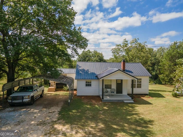 view of front of home featuring a porch, a carport, and a front lawn