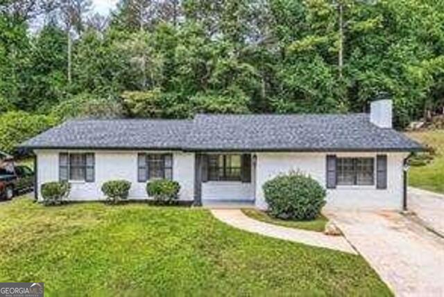 single story home featuring a front yard