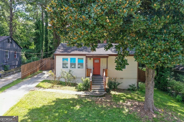 view of front of property featuring a front lawn