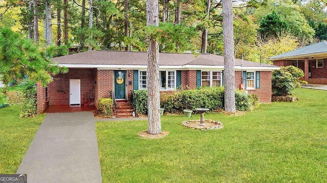 ranch-style house featuring a front lawn