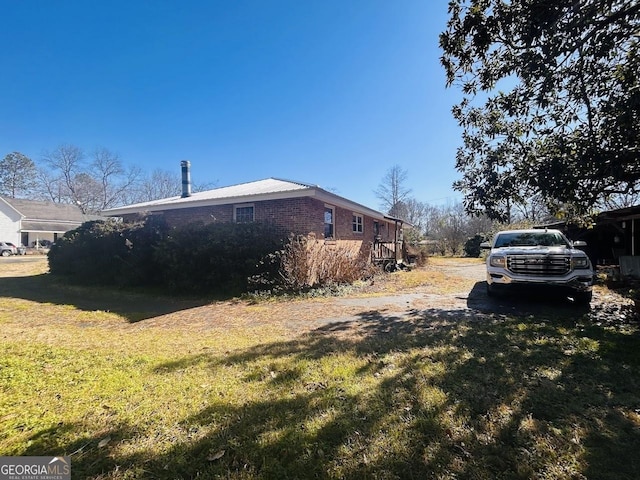 view of side of property featuring a lawn