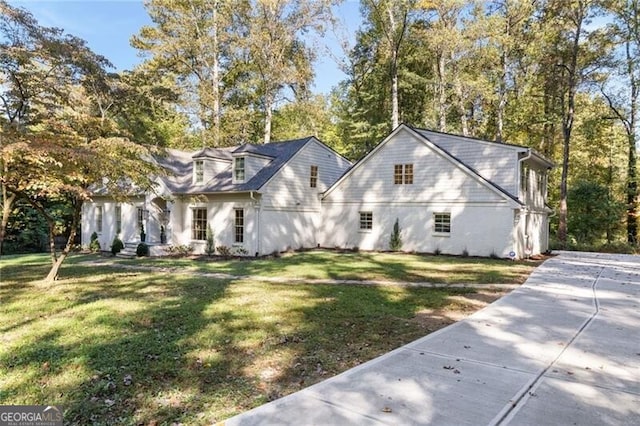 view of front of home with a front lawn