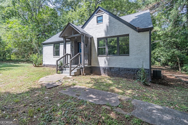 view of front facade featuring a front yard