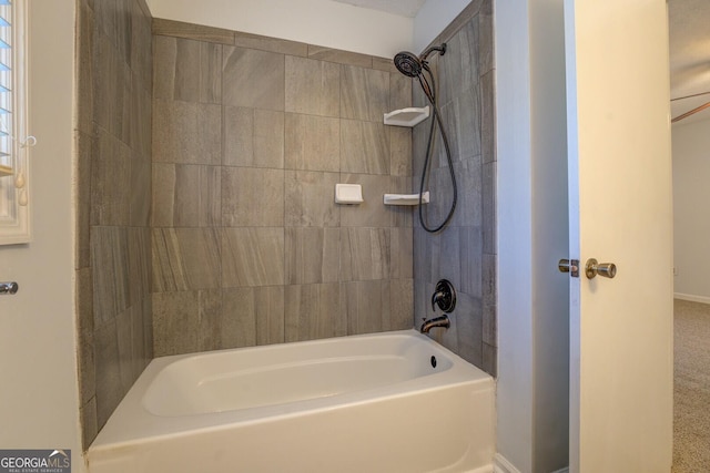 bathroom with tiled shower / bath combo