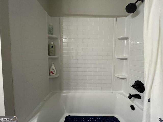 bathroom with tiled shower / bath combo