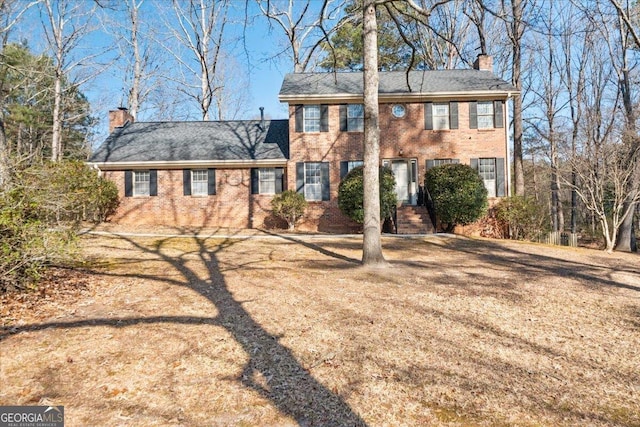 colonial home featuring a front yard