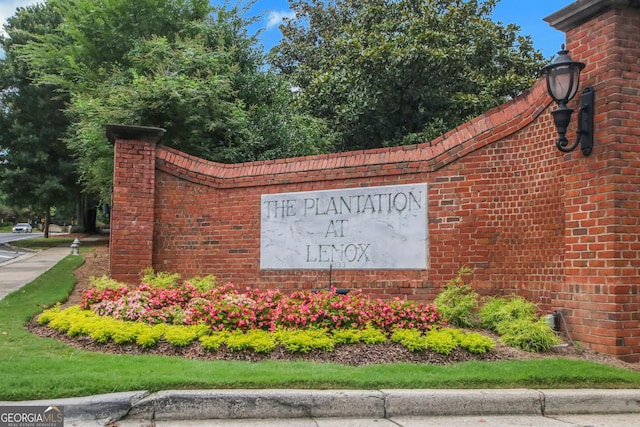 view of community / neighborhood sign