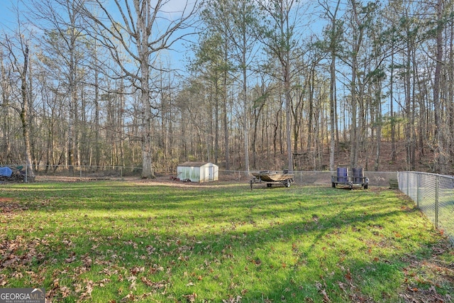 view of yard featuring a shed