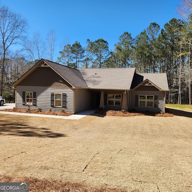 view of front of house featuring dirt driveway