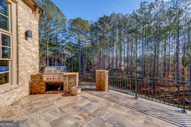 view of patio with an outdoor kitchen and grilling area