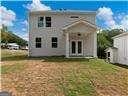 view of front of house featuring a front yard